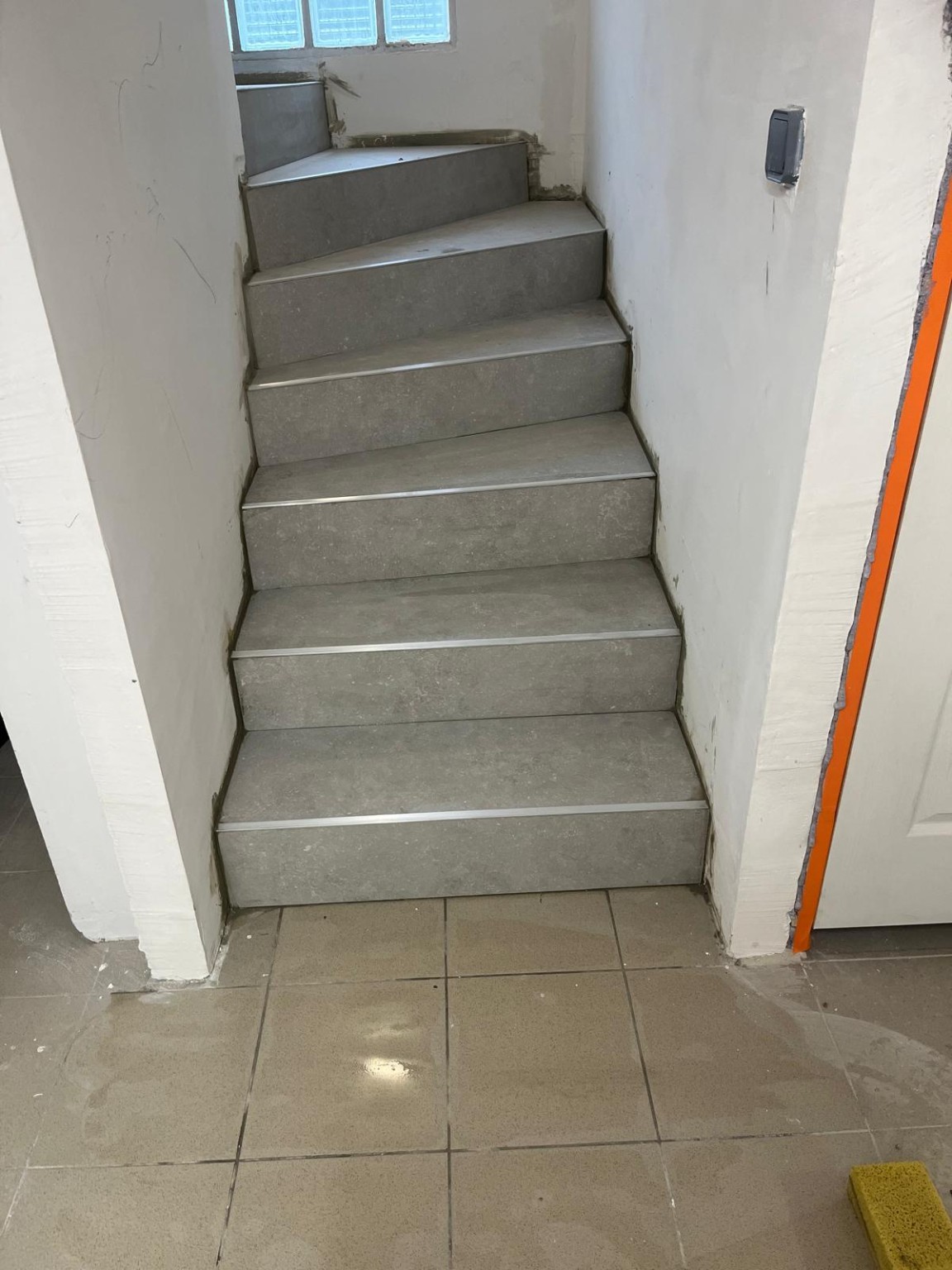 Escalier intérieur carrelé